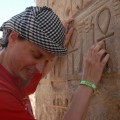 Dotykam znaku Ankh w świątyni w Karnaku