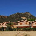 Dużo domków w Costa Rei jest koloru brązowego i dachówki też są brązowe