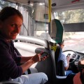 Gosia prezentuje, co robi całą drogę kierowca autobusu - sprawdza na GPSie drogę, często nie trzymając w ogóle kierownicy