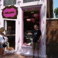 Ja przed różowym sklepem w Filadelfii