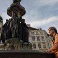 Ładna fontanna na jakimś placu w Wiedniu i ja