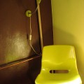 Ładne krzesło koloru zielonożółtego w schronisku