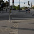 Linie prowadzące niewidomych do przejścia dla pieszych i świateł