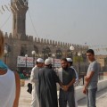 Muzułmanie przed meczetem