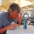 Na plaży Poetto w Cagliari. Jem coś, co się chyba nazywało focaccia - smaczna chrupiąca bułka z serem i szynką.