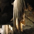 Piękne stalaktyty przypominające stopiony wosk w Jaskini Punkevni