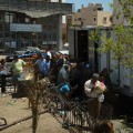 Rozdawanie chlebów na ulicach Hurghady w czasie Ramadanu
