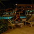ja przy basenie hotelowym wieczorną porą