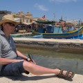 Ja w Marsaxlokk, za mną łódki kolorowe i słynny targ